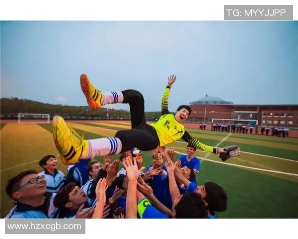 足球飞踢瞬间定格精彩瞬间展现运动魅力与激情的完美照片